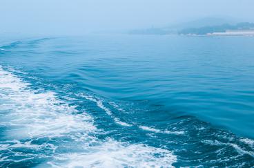 你問我想要去何方，我指著大海的方向